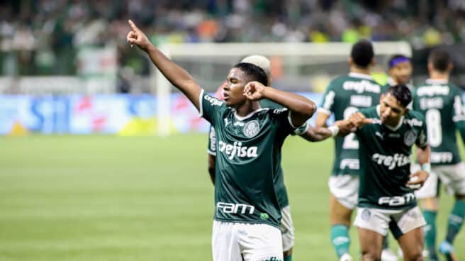 El jugador de Palmeiras Endrick Felipe (L) celebra la victoria de 4-0 después del partido de fútbol de la serie A brasileña