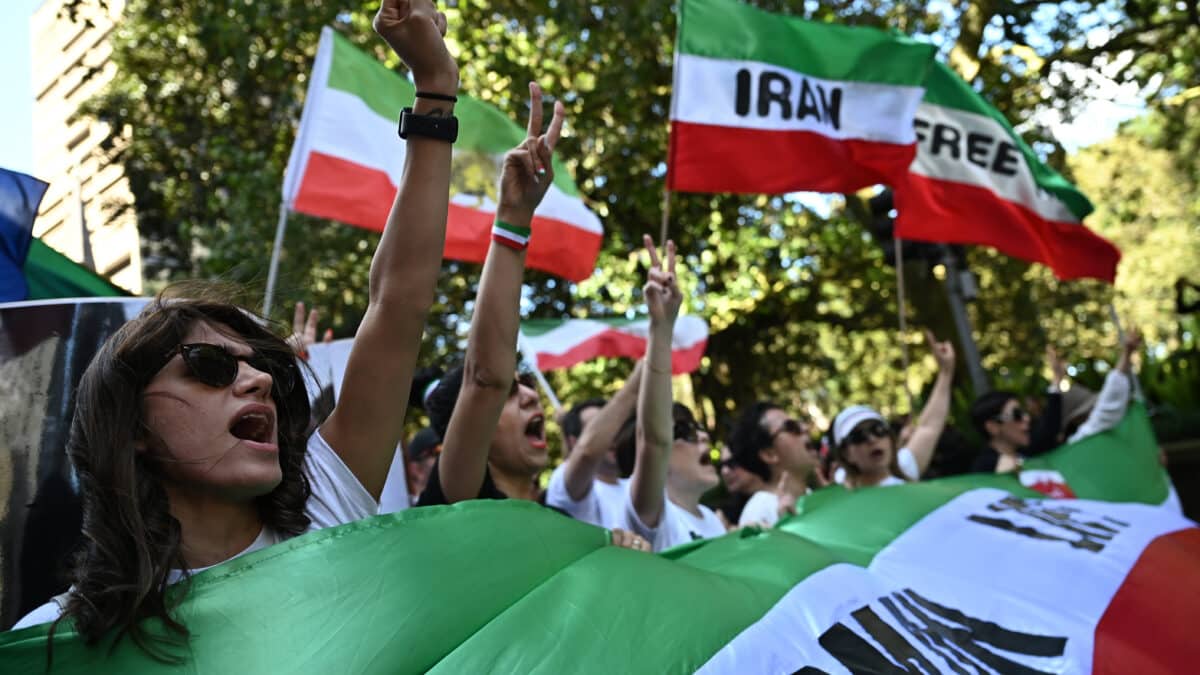 Manifestantes participan en una manifestación por la libertad de las mujeres iraníes en Sídney