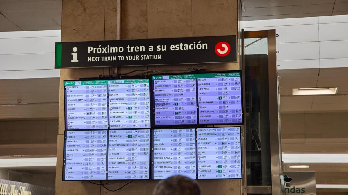Paneles de idas y llegadas de trenes en la Estación Madrid Chamartín–Clara Campoamor