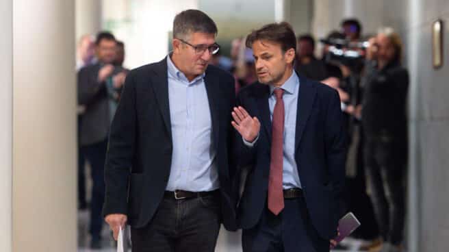 PSOE y Unidas Podemos presentan en el Congreso una iniciativa para reformar el delito de sedición El portavoz del PSOE en el Congreso, Patxi López (i), y el presidente del grupo parlamentario de Unidas Podemos en el Congreso, Jaume Asens (d), conversan a su llegada al registro de la Disposición, en el Congreso de los Diputados, a 11 de noviembre de 2022, en Madrid (España). El PSOE y Unidas Podemos han decidido incluir la sustitución del delito de sedición por uno de ‘desórdenes públicos agravados’, en una proposición de ley que también es un conglomerado de trasposiciones de normas europeas que van desde la lucha contra el fraude hasta asuntos relacionados con la competencia y que incluye también una nueva pena por la ocultación del cadáver. El Gobierno ha propuesto rebajar el actual delito de sedición, penado actualmente para autoridades con 10 a 15 años de cárcel y el mismo tiempo de inhabilitación, hasta penas de 3 a 5 años de prisión y de 6 a 8 años de inhabilitación.