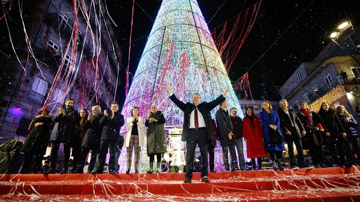 El alcalde de Vigo, Abel Caballero, junto al Equipo de Gobierno durante el encendido de las luces de Navidad 2022