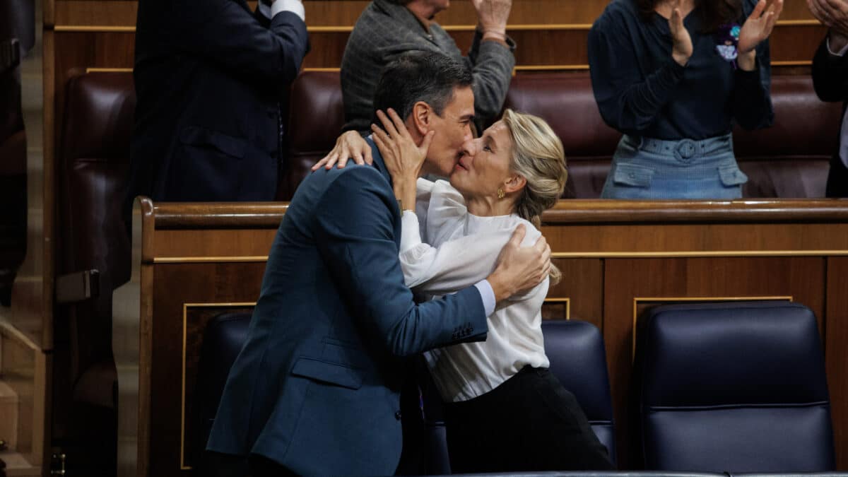 El presidente del Gobierno, Pedro Sánchez, y la vicepresidenta segunda y ministra de Trabajo y Economía Social, Yolanda Díaz, se abrazan tras la aprobación de los PGE2023 en una sesión plenaria en el Congreso de los Diputados, a 24 de noviembre de 2022, en Madrid (España). Los Presupuestos Generales del Estado (PGE) para 2023 llegaron al Pleno del Congreso de los Diputados el lunes 21 de noviembre para someterse a la última votación antes de pasar al Senado. El Pleno del Congreso aprueba el proyecto de Presupuestos Generales del Estado para 2023, previsiblemente con una amplia mayoría y con la incorporación de más de doscientas enmiendas, un texto que luego deberá continuar su tramitación en el Senado. Por el momento, el proyecto de ley ya tiene asegurados los 174 votos que necesita para ser aprobado por mayoría simple, PSOE (120), Unidas Podemos (33), PNV (6), EH Bildu (5), PDeCAT (4), Coalición Canaria (2), Más País (2), Compromís (1) y PRC (1). Si ERC confirma su apoyo a las cuentas ampliará la mayoría hasta los 187 votos favorables. El Congreso celebra, tras finalizar el Pleno dedicado a los Presupuestos Generales del Estado para 2023, una nueva sesión en la que se ha programado el debate de toma en consideración de la proposición de ley del PSOE y Podemos para acabar con el delito de sedición por el que fueron condenados los líderes del 'procés'. Además, se vota el impuesto a la banca, energéticas y grandes fortunas.