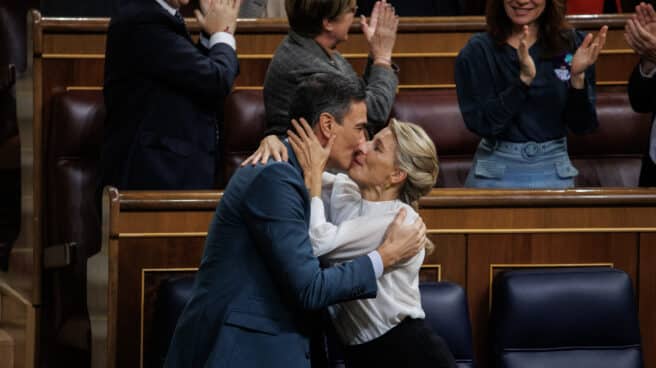 El presidente del Gobierno, Pedro Sánchez, y la vicepresidenta segunda y ministra de Trabajo y Economía Social, Yolanda Díaz, se abrazan tras la aprobación de los PGE2023 en una sesión plenaria en el Congreso de los Diputados, a 24 de noviembre de 2022, en Madrid (España). Los Presupuestos Generales del Estado (PGE) para 2023 llegaron al Pleno del Congreso de los Diputados el lunes 21 de noviembre para someterse a la última votación antes de pasar al Senado. El Pleno del Congreso aprueba el proyecto de Presupuestos Generales del Estado para 2023, previsiblemente con una amplia mayoría y con la incorporación de más de doscientas enmiendas, un texto que luego deberá continuar su tramitación en el Senado. Por el momento, el proyecto de ley ya tiene asegurados los 174 votos que necesita para ser aprobado por mayoría simple, PSOE (120), Unidas Podemos (33), PNV (6), EH Bildu (5), PDeCAT (4), Coalición Canaria (2), Más País (2), Compromís (1) y PRC (1). Si ERC confirma su apoyo a las cuentas ampliará la mayoría hasta los 187 votos favorables. El Congreso celebra, tras finalizar el Pleno dedicado a los Presupuestos Generales del Estado para 2023, una nueva sesión en la que se ha programado el debate de toma en consideración de la proposición de ley del PSOE y Podemos para acabar con el delito de sedición por el que fueron condenados los líderes del 'procés'. Además, se vota el impuesto a la banca, energéticas y grandes fortunas.