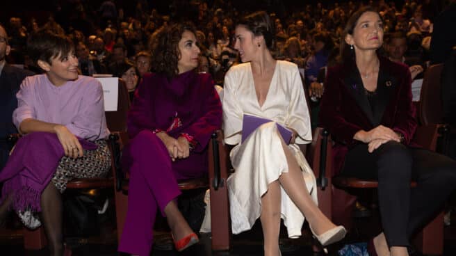 XIX entrega de reconocimientos con motivo del 25N La ministra de Política Territorial y portavoz del Gobierno de España, Isabel Rodríguez; la ministra de Hacienda, María Jesús Montero; la ministra de Igualdad, Irene Montero; y la ministra de Industria, Comercio y Turismo, Reyes Maroto, juntas durante la entrega de reconocimientos con motivo del 25N, Día Internacional para la Eliminación de la Violencia contra las Mujeres, en el Museo Nacional Centro de Arte Reina Sofía, a 25 de noviembre de 2022, en Madrid (España). Los reconocimientos son entregados a personas, proyectos e instituciones, que este año 2022 han sido reconocidas por su labor en diferentes ámbitos en la lucha contra las violencias machistas. Este es uno de los actos que se desarrollan en España durante la jornada de hoy para conmemorar el Día Internacional de la Eliminación de la Violencia contra la Mujer declarado por la Asamblea General de Naciones Unidas para sensibilizar a los ciudadanos respecto al problema. El día 25 fue elegido en 1999 por la ONU para rememorar el asesinato en República Dominicana en 1960 de las hermanas Mirabal, activistas políticas que se opusieron a la dictadura del entonces dictador de ese país Rafael Leónidas Trujillo.