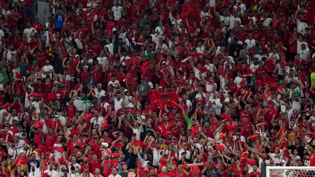 Los aficionados de Marruecos celebran su gol de apertura durante el partido de fútbol del Grupo F de la Copa Mundial de la FIFA Qatar 2022