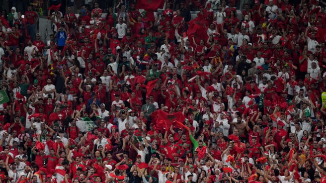 Los aficionados de Marruecos celebran su gol de apertura durante el partido de fútbol del Grupo F de la Copa Mundial de la FIFA Qatar 2022