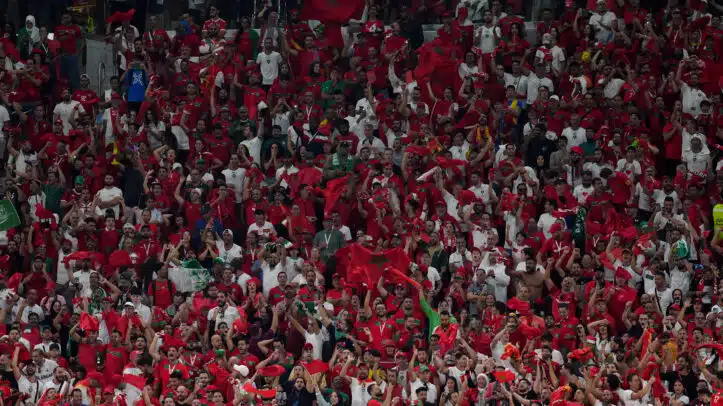 Los aficionados de Marruecos celebran su gol de apertura durante el partido de fútbol del Grupo F de la Copa Mundial de la FIFA Qatar 2022