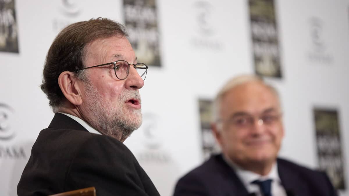 El ex presidente del Gobierno Mariano Rajoy (i) presenta el libro ‘El escaño de Satanás’ del vicesecretario general institucional del PP, Esteban González Pons (d), en el Hotel Intercontinental