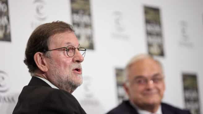 El ex presidente del Gobierno Mariano Rajoy (i) presenta el libro ‘El escaño de Satanás’ del vicesecretario general institucional del PP, Esteban González Pons (d), en el Hotel Intercontinental