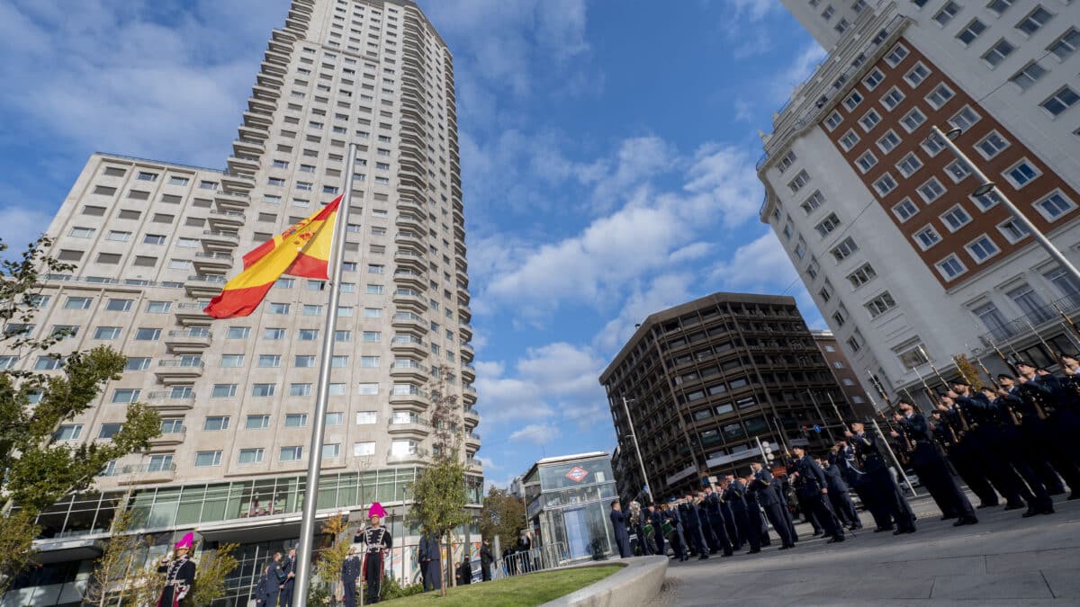 Almeida coloca la bandera nacional en un mástil de 18 metros en la Plaza de España