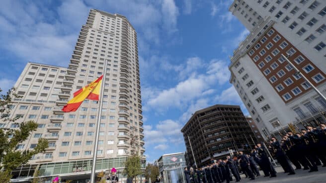 Almeida coloca la bandera nacional en un mástil de 18 metros en la Plaza de España