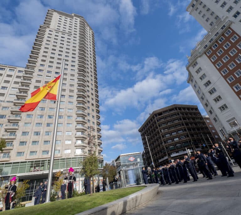 Almeida coloca la bandera nacional en un mástil de 18 metros en la Plaza de España