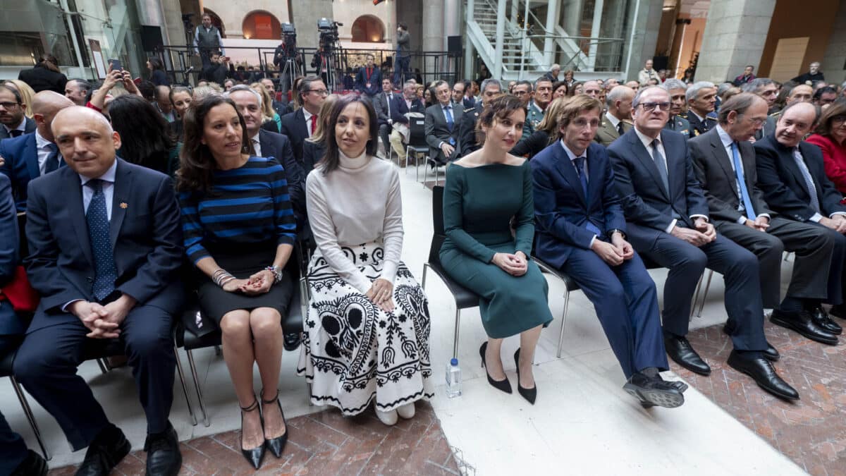 Mercedes González y Díaz Ayuso, en el centro durante el homenaje de la Comunidad de Madrid a la Constitución.