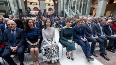 Batalla en la Puerta del Sol entre Díaz Ayuso y Mercedes González a cuenta de la Constitución y Sánchez