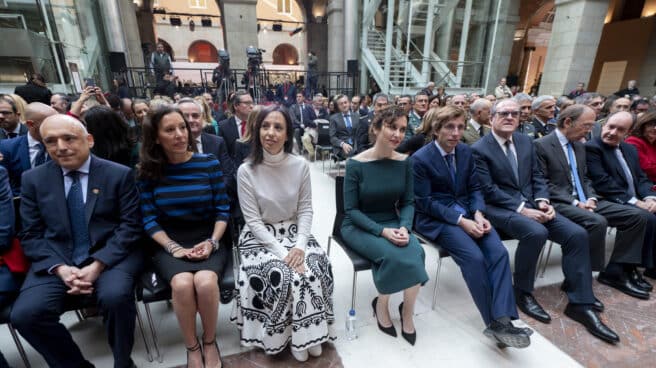 Mercedes González y Díaz Ayuso, en el centro durante el homenaje de la Comunidad de Madrid a la Constitución.