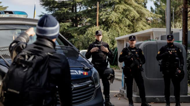 Varios agentes de Policía Nacional Varios agentes de Policía Nacional