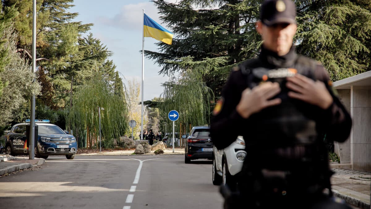Un agente de Policía Nacional en las inmediaciones de la embajada de Ucrania tras ser acordonada