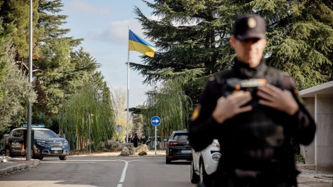 La Policía intercepta otros tres sobres con ojos de animales dirigidos la embajada de Ucrania y los consulados de Barcelona y Málaga Un agente de Policía Nacional en las inmediaciones de la embajada de Ucrania tras ser acordonada