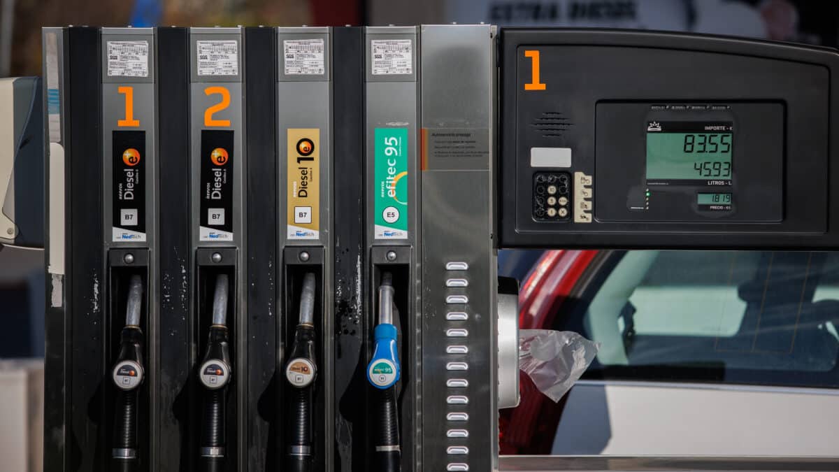 Diferentes tipos de combustible en una gasolinera