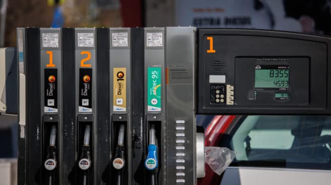 Diferentes tipos de combustible en una gasolinera