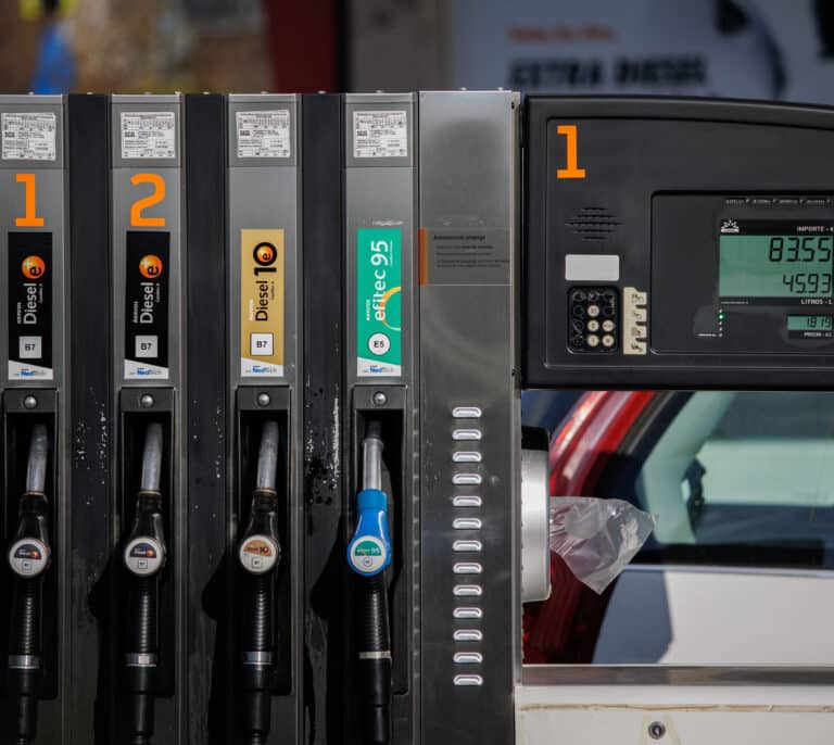 Las gasolineras volvieron a mejorar en 2023 su margen por cada litro de combustible