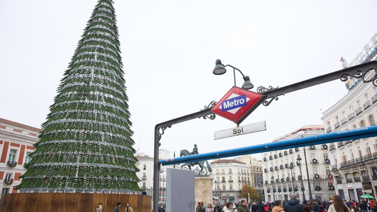 Árbol de Navidad instalado en la remodelada y peatonalizada Puerta del Sol