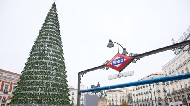 Árbol de Navidad instalado en la remodelada y peatonalizada Puerta del Sol