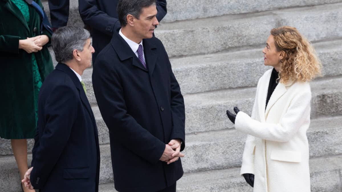 El presidente del Tribunal Constitucional, Pedro González-Trevijano (i); el presidente del Gobierno, Pedro Sánchez (c), y la presidenta del Congreso, Meritxell Batet