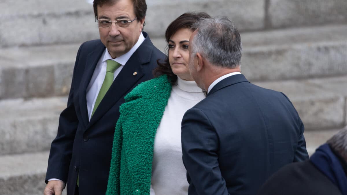 El presidente de la Junta de Extremadura, Guillermo Fernández Vara y la presidenta de La Rioja, Concha Andreu, durante el acto institucional por el Día de la Constitución, en el Congreso de los Diputados, a 6 de diciembre de 2022, en Madrid (España). El Congreso celebra el 44º aniversario de la Constitución de 1978 con el estreno del izado de la bandera nacional, que tradicionalmente se celebraba en la Plaza de Colón. Al acto no han asistido los socios parlamentarios del Gobierno de coalición, ERC, PNV y EH Bildu ni la formación parlamentaria de Vox. Tampoco han partidicipado Junts, el PDeCaT, la CUP, Compromís o el Bloque Nacionalista Galego (BNG). Una vez concluido el acto institucional, las autoridades e invitados harán una recepción en el Salón de Pasos Perdidos.