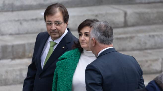 El presidente de la Junta de Extremadura, Guillermo Fernández Vara y la presidenta de La Rioja, Concha Andreu, durante el acto institucional por el Día de la Constitución, en el Congreso de los Diputados, a 6 de diciembre de 2022, en Madrid (España). El Congreso celebra el 44º aniversario de la Constitución de 1978 con el estreno del izado de la bandera nacional, que tradicionalmente se celebraba en la Plaza de Colón. Al acto no han asistido los socios parlamentarios del Gobierno de coalición, ERC, PNV y EH Bildu ni la formación parlamentaria de Vox. Tampoco han partidicipado Junts, el PDeCaT, la CUP, Compromís o el Bloque Nacionalista Galego (BNG). Una vez concluido el acto institucional, las autoridades e invitados harán una recepción en el Salón de Pasos Perdidos.