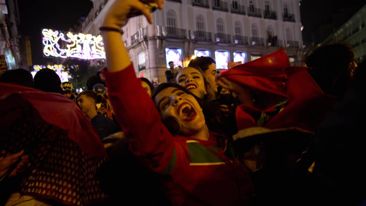 Las ciudades españolas se llenan de aficionados marroquíes celebrando su victoria en el Mundial