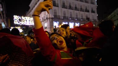 Las ciudades españolas se llenan de aficionados marroquíes celebrando su victoria en el Mundial