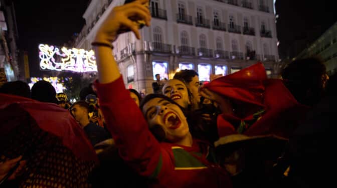 Las ciudades españolas se llenan de aficionados marroquíes celebrando su victoria en el Mundial