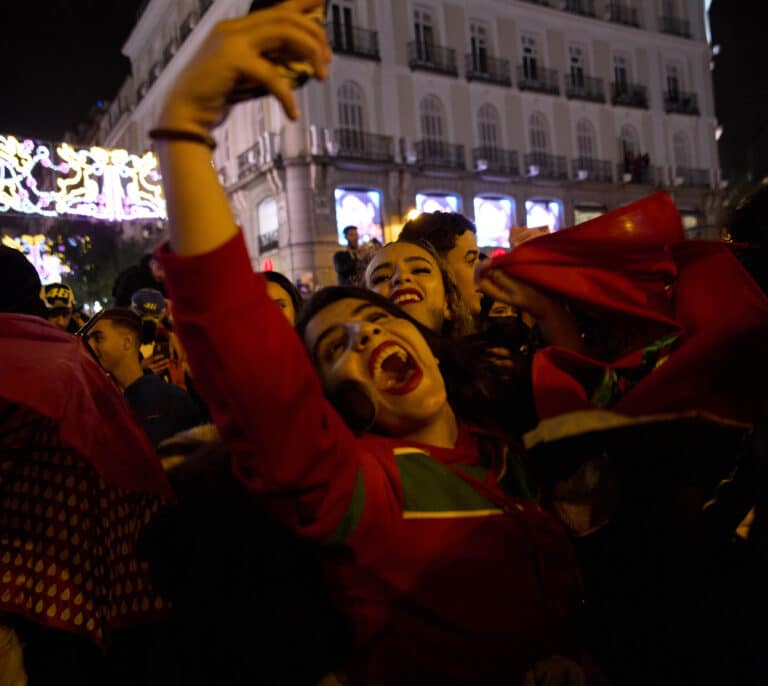 Las ciudades españolas se llenan de aficionados marroquíes celebrando su victoria en el Mundial