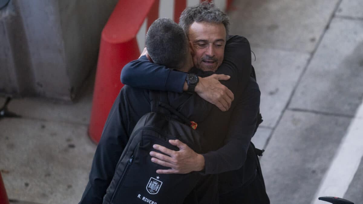El ex seleccionador de España Luis Enrique se abraza con un miembro de su staff a la llegada de Qatar