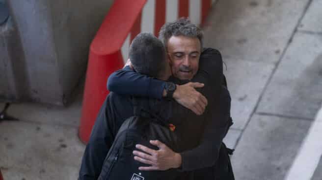 El ex seleccionador de España Luis Enrique se abraza con un miembro de su staff a la llegada de Qatar