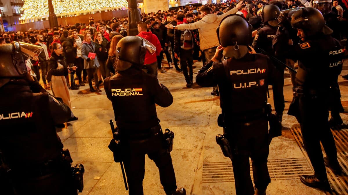 Agentes de la policía nacional se enfrentan a un grupo de aficionados de la selección marroquí