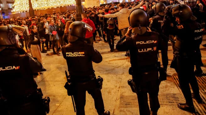 Muere un agente de la Policía Nacional tras dispararse con su propia arma Agentes de la policía nacional se enfrentan a un grupo de aficionados de la selección marroquí