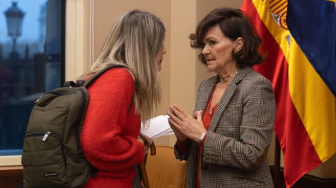 La portavoz de la Comisión de Igualdad en el Congreso de los Diputados Laura Berja (i) y la presidenta de la Comisión de Igualdad en el Congreso de los Diputados y exvicepresidenta del Gobierno, Carmen Calvo (d), conversan en la Comisión de Igualdad, en el Congreso de los Diputados, a 12 de diciembre de 2022, en Madrid (España). La Ley Trans pasa su primer examen ante la Comisión de Igualdad del Congreso a la que llega sin un acuerdo entre los socios del Gobierno, PSOE y Podemos, sobre la autodeterminación de los menores trans. La aprobación de la norma podría estar en el aire si los socialistas buscan el apoyo del PP en esta materia. El PSOE quiere elevar la edad, de 14 a 16 años, para el cambio registral de menores trans y propone poner límites a la reversibilidad pidiendo la actuación judicial en el caso de que se produzca esta petición. Las enmiendas serán votadas en la Comisión de Igualdad y pueden salir adelante con los votos favorables del PP.