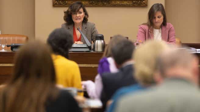 La presidenta de la Comisión de Igualdad en el Congreso de los Diputados y exvicepresidenta del Gobierno, Carmen Calvo (i), en la Comisión de Igualdad, en el Congreso de los Diputados, a 12 de diciembre de 2022, en Madrid (España). La Ley Trans pasa su primer examen ante la Comisión de Igualdad del Congreso a la que llega sin un acuerdo entre los socios del Gobierno, PSOE y Podemos, sobre la autodeterminación de los menores trans. La aprobación de la norma podría estar en el aire si los socialistas buscan el apoyo del PP en esta materia. El PSOE quiere elevar la edad, de 14 a 16 años, para el cambio registral de menores trans y propone poner límites a la reversibilidad pidiendo la actuación judicial en el caso de que se produzca esta petición. Las enmiendas serán votadas en la Comisión de Igualdad y pueden salir adelante con los votos favorables del PP.