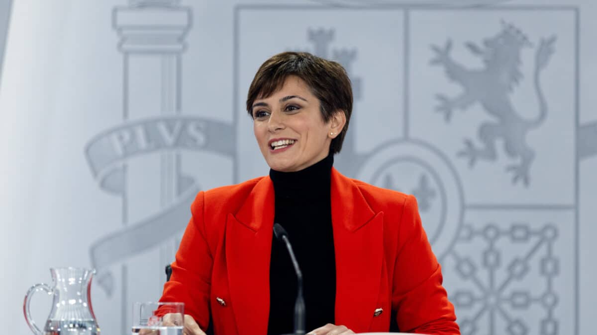 La ministra de Política Territorial y portavoz del Gobierno, Isabel Rodríguez, durante una rueda de prensa del Consejo de Ministros, en el Palacio de la Moncloa, a 13 de diciembre de 2022, en Madrid (España). El Consejo de Ministros ha aprobado la Ley de Familias, tras más de un mes de retraso, con algún "leve" retoque respecto al texto manejado por el Gobierno en las dos últimas semanas. La Ley reconoce la diversidad de los núcleos familiares del país, reduce desigualdades, garantiza prestaciones como la renta universal de 100 euros por crianza y despliega nuevos permisos por cuidados, que facilitarán la conciliación especialmente a las mujeres.