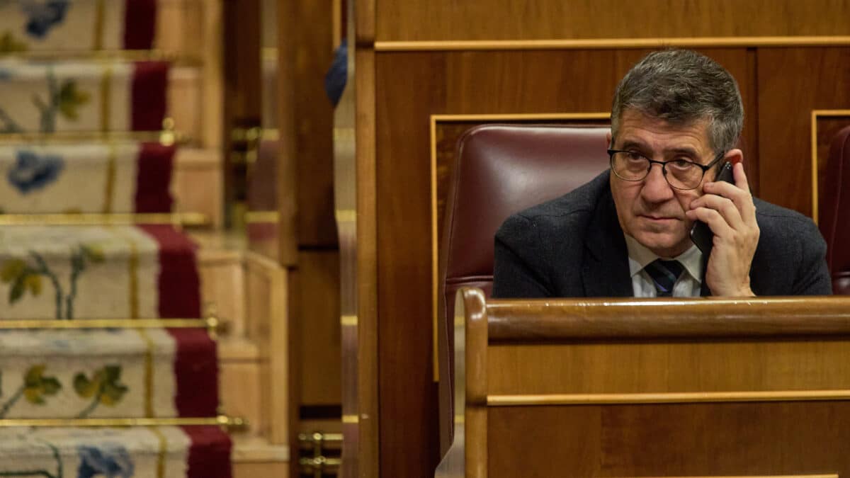 El portavoz del PSOE en el Congreso de los Diputados, Patxi López, durante una sesión plenaria, en el Congreso de los Diputados, a 15 de diciembre de 2022, en Madrid (España). El Pleno del Congreso debate seis enmiendas de totalidad presentadas por Vox contra los proyectos de ley que reforman la ley del régimen de cesión de tributos del Estado con el objetivo de ceder a Canarias, Andalucía, Valencia, Galicia, Baleares y Cataluña el impuesto sobre el depósito de residuos en vertederos, la incineración y la coincineración de residuos.