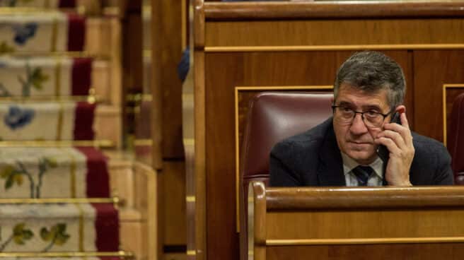 El portavoz del PSOE en el Congreso de los Diputados, Patxi López, durante una sesión plenaria, en el Congreso de los Diputados, a 15 de diciembre de 2022, en Madrid (España). El Pleno del Congreso debate seis enmiendas de totalidad presentadas por Vox contra los proyectos de ley que reforman la ley del régimen de cesión de tributos del Estado con el objetivo de ceder a Canarias, Andalucía, Valencia, Galicia, Baleares y Cataluña el impuesto sobre el depósito de residuos en vertederos, la incineración y la coincineración de residuos.