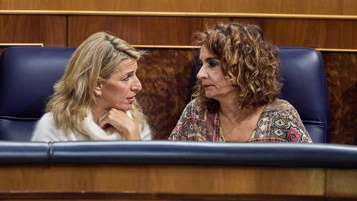 La vicepresidenta segunda y ministra de Trabajo y Economía Social, Yolanda Díaz (i) y la ministra de Hacienda, María Jesús Montero (d), durante una sesión plenaria, en el Congreso de los Diputados, a 15 de diciembre de 2022, en Madrid (España). El Pleno del Congreso debate seis enmiendas de totalidad presentadas por Vox contra los proyectos de ley que reforman la ley del régimen de cesión de tributos del Estado con el objetivo de ceder a Canarias, Andalucía, Valencia, Galicia, Baleares y Cataluña el impuesto sobre el depósito de residuos en vertederos, la incineración y la coincineración de residuos. 15 DICIEMBRE 2022;AZUD;PSPV-PSOE;PEPE CATALUÑA;VALENCIA;CASO AZUD Jesús Hellín / Europa Press 15/12/2022