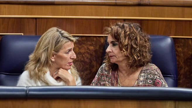 La vicepresidenta segunda y ministra de Trabajo y Economía Social, Yolanda Díaz (i) y la ministra de Hacienda, María Jesús Montero (d), durante una sesión plenaria, en el Congreso de los Diputados, a 15 de diciembre de 2022, en Madrid (España). El Pleno del Congreso debate seis enmiendas de totalidad presentadas por Vox contra los proyectos de ley que reforman la ley del régimen de cesión de tributos del Estado con el objetivo de ceder a Canarias, Andalucía, Valencia, Galicia, Baleares y Cataluña el impuesto sobre el depósito de residuos en vertederos, la incineración y la coincineración de residuos. 15 DICIEMBRE 2022;AZUD;PSPV-PSOE;PEPE CATALUÑA;VALENCIA;CASO AZUD Jesús Hellín / Europa Press 15/12/2022