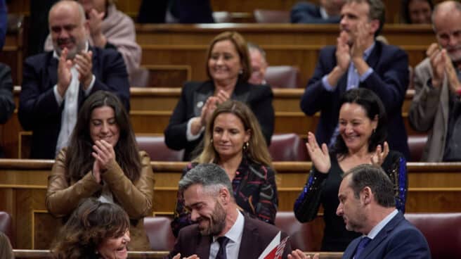 Felipe Sicilia, aplaudido por los diputados socialistas.