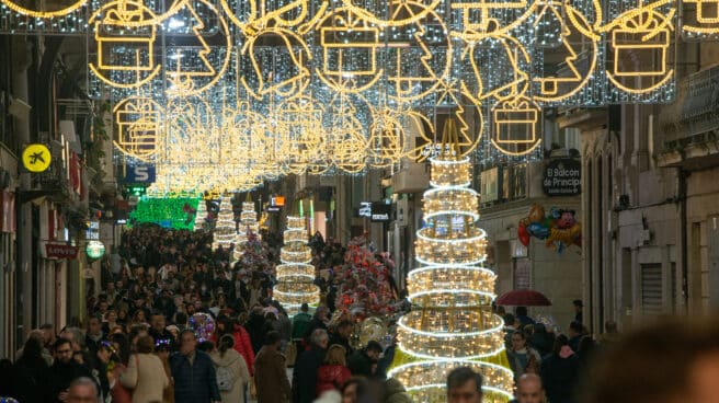 EuropaPress_4875982_varias_personas_pasean_centro_ciudad_vigo_disfrutar_iluminacion_navidena_17