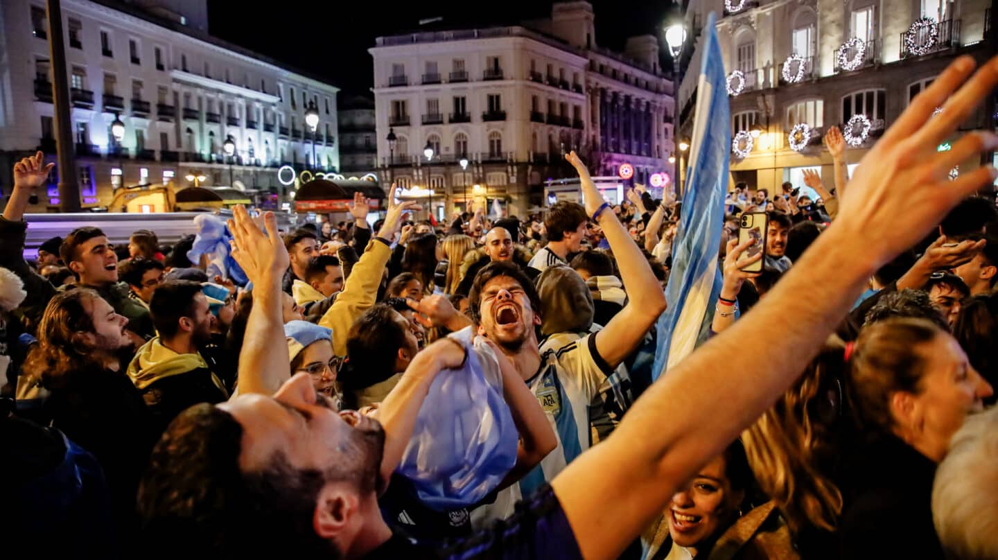 Aficionados argentinos celebran el título de su selección en la Puerta del Sol de Madrid