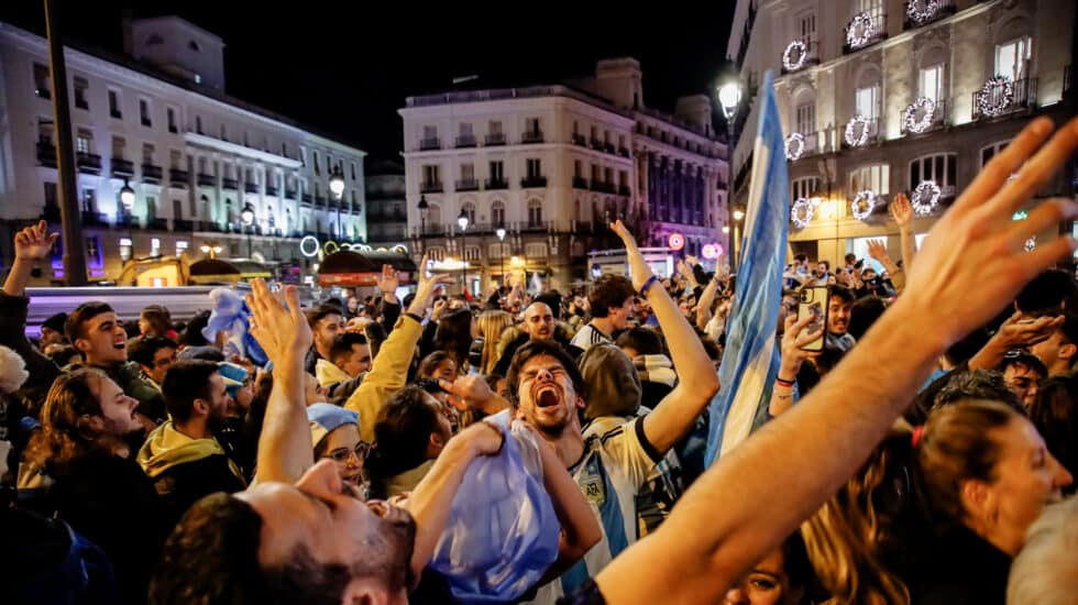 Aficionados argentinos celebran el título de su selección en la Puerta del Sol de Madrid