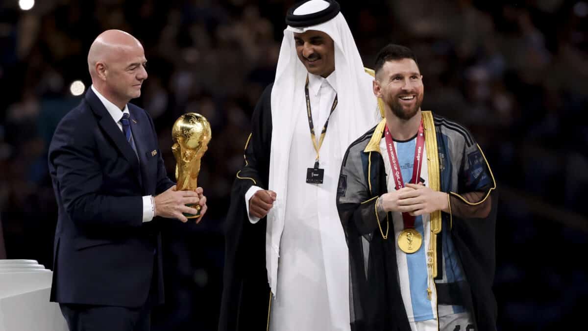 El presidente de la FIFA Gianni Infantino y el emir de Qatar Al Thani le entregan la copa a Mess